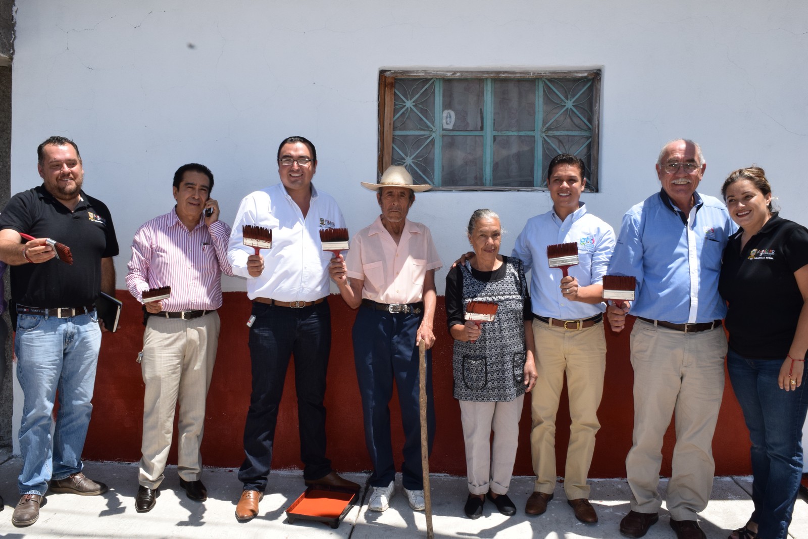 Gerardo Alcántar Saucedo, Presidente Municipal, hizo un extensivo agradecimiento a la Secretaria de Desarrollo Social y Humano por trabajar conjuntamente para mejorar la imagen urbana del Municipio “este tipo de apoyos se refleja directamente en un beneficio para la gente, promueve la participación y unidad entre los vecinos, además de fortalecer el tejido social” dijo.