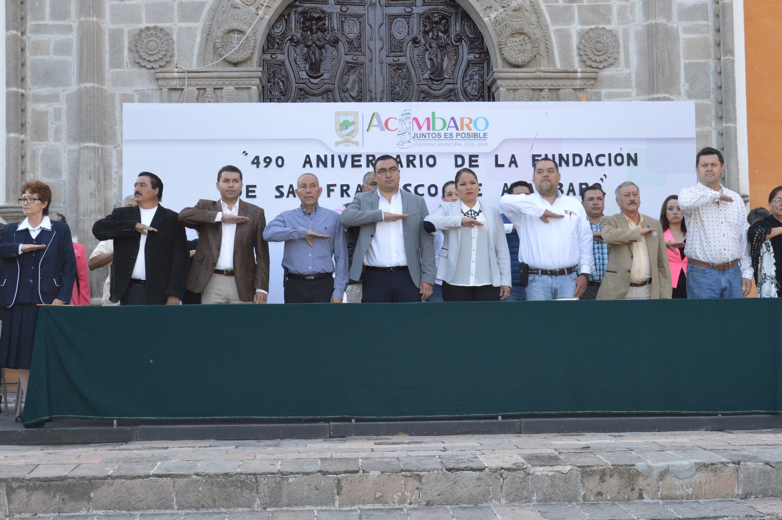 El acto cívico se llevó a cabo en la explanada del atrio parroquial, con la presencia del Presidente Municipal, Lic. Gerardo Javier Alcántar Saucedo; el Diputado Local, Lic. Gerardo Silva Campos; miembros del ayuntamiento y funcionarios locales; así como representantes del Comité Cívico y Cultural “Generalísimo Miguel Hidalgo y Costilla”.
