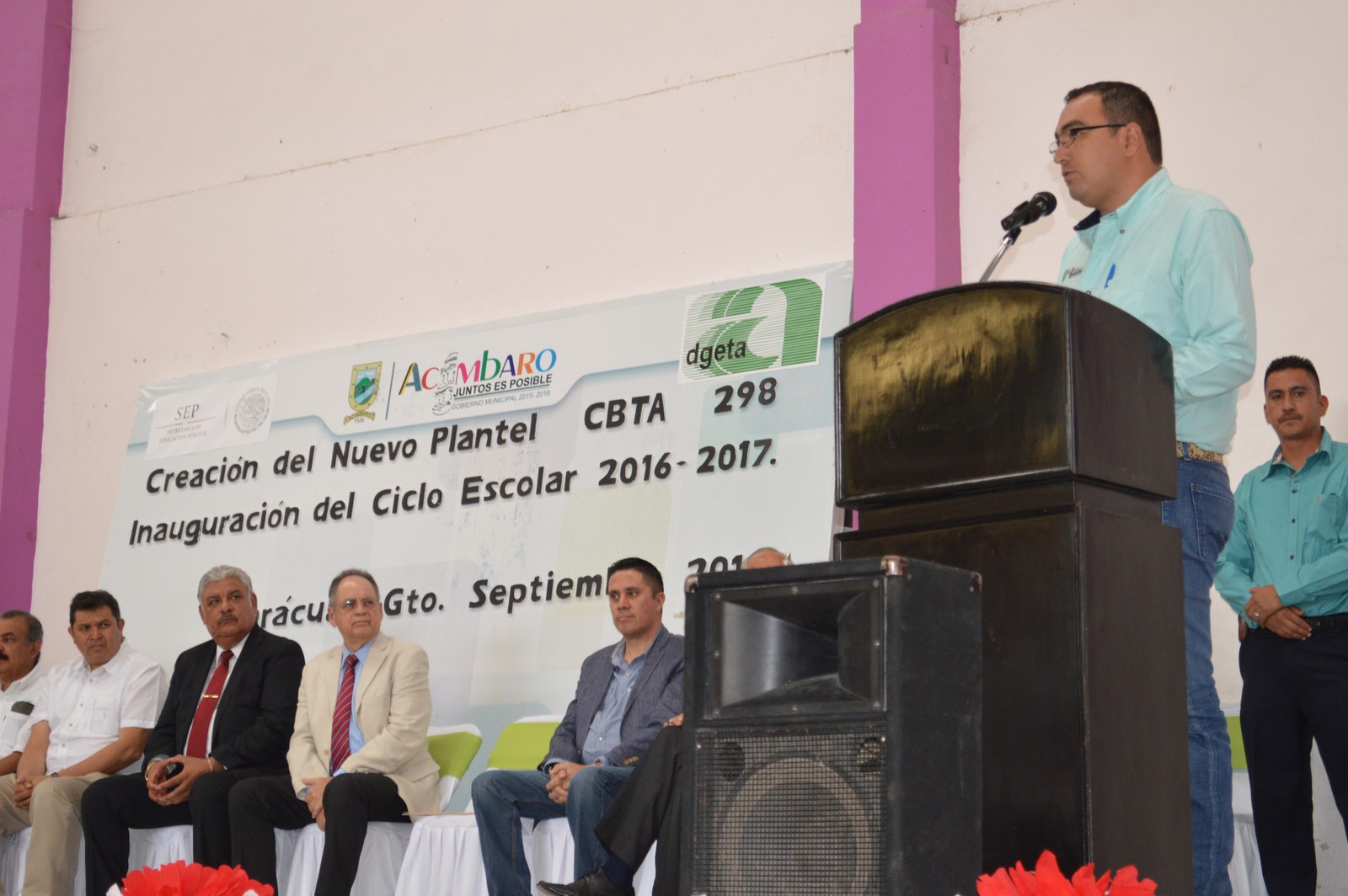 Los alumnos, están ya tomando sus clases en un salón de la delegación de Parácuaro, anteriormente eran una extensión de un plantel de Uriangato, pero ahora tienen ya su número oficial de escuela que es la 298 en la república mexicana, por lo que es una realidad.