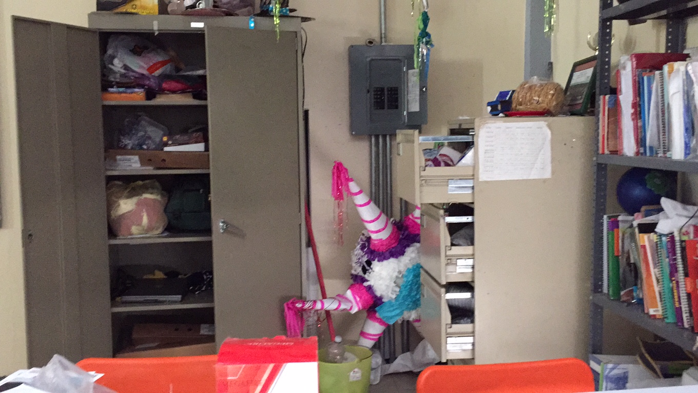 Se llevaron computadoras de escritorio, computadoras portátiles, proyectores, y diferentes aparatos electrónicos incluso se llevaron máquinas de talleres como trituradoras y cortadoras.