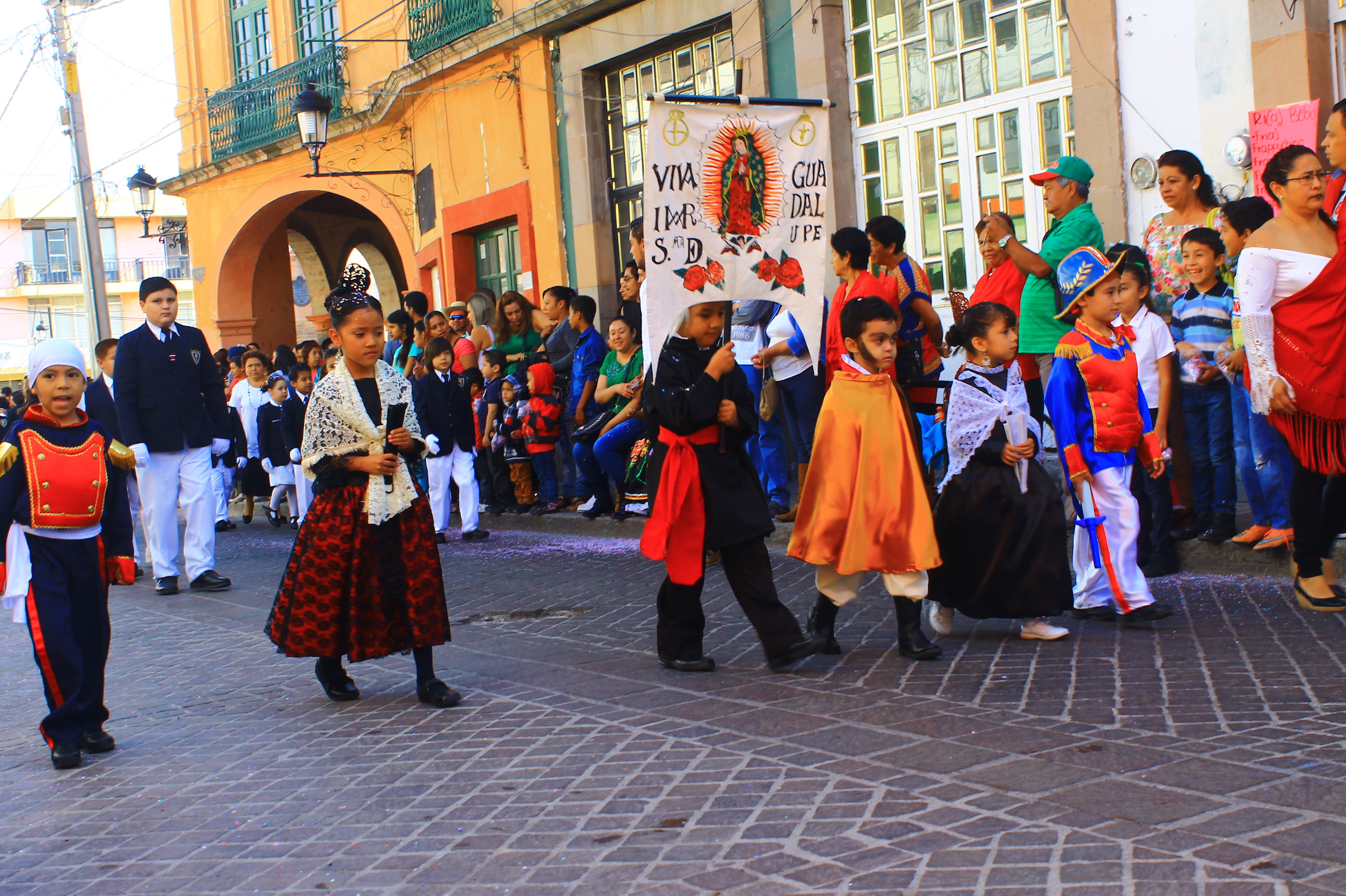 El desfile inicio en punto de las 10 de la mañana, en el cual participaron alrededor de 3000 mil personas, entre funcionarios públicos, ejercito mexicano, elementos de seguridad pública, escuelas de todos los niveles educativos, charros, escaramuzas.