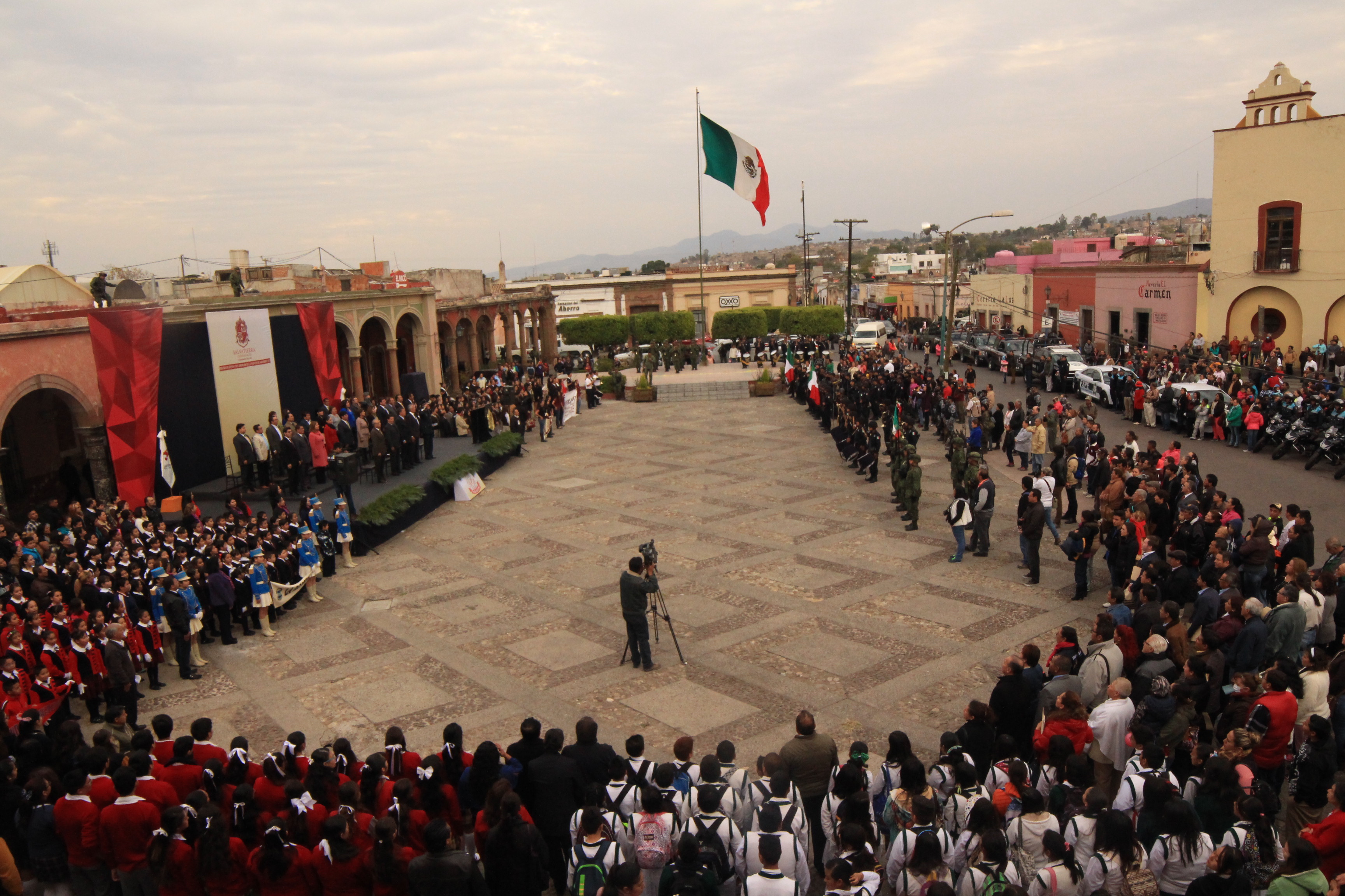 El director del área de Educación del municipio, Guillermo Mendoza Soto , comentó que el desfile iniciara en punto de las 10 de la mañana partiendo de la calle Miguel Hidalgo esquina con 16 de Septiembre, en el cual participaran 30 contingentes entre funcionarios públicos, ejercito, escuelas , agrupaciones civiles , asociaciones de charros y escaramuzas, etc.