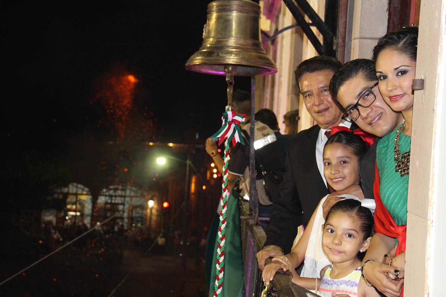 De igual manera ,una gran noche mexicana vivieron los salvaterrenses este 15 de septiembre quienes acudieron al jardín principal a disfrutar de eventos culturales y  con mucho respeto y orgullo escucharon grito de independencia dado por el presidente municipal J. Herlindo Velázquez Fernández, quien fue acompañado de su familia y funcionarios públicos  