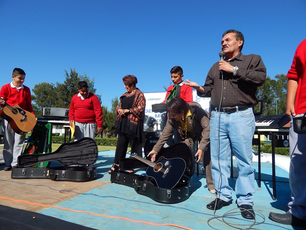 Los instrumentos que se entregaron fueron; dos guitarras, dos violines, dos teclados, dos trompetas y una batería.
