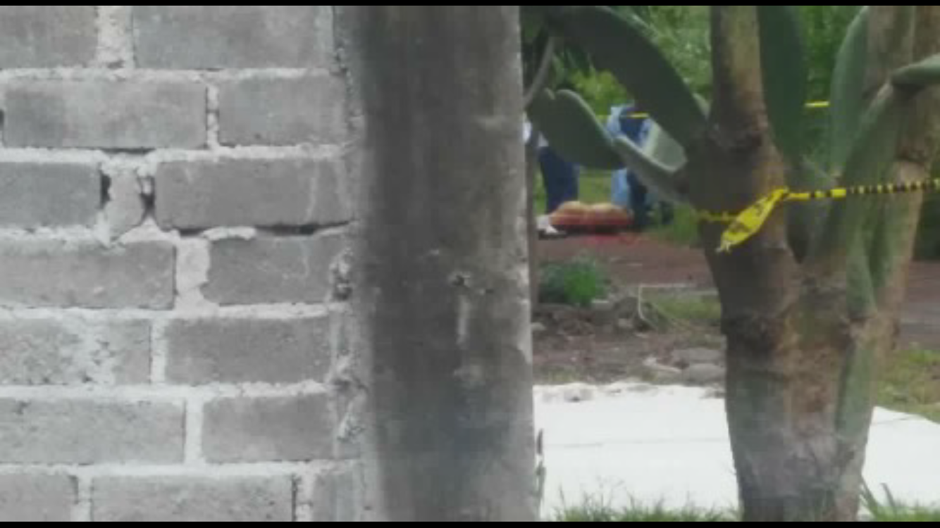 El cuerpo sin vida de la mujer fue rescatado por elementos de Protección civil acudiendo al lugar elementos de las Fuerzas de Seguridad Publica del Estado, policías ministeriales, peritos y el SEMEFO quienes levantaron el cadáver.