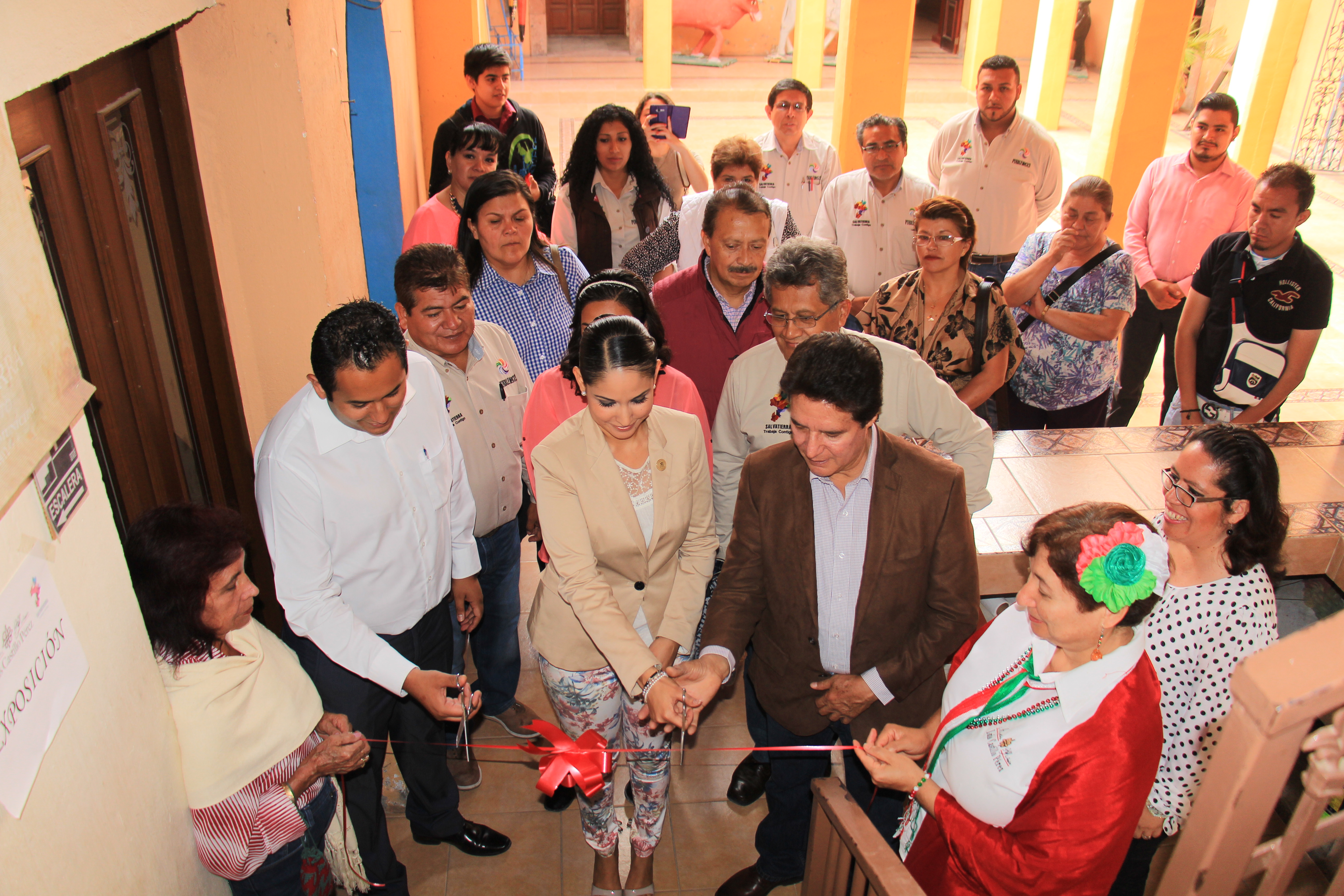 La exhibición está dividida en dos partes una enfocada a que de manera divertida, los niños conozcan y amen la historia, esto a través de una exposición de juguetes playmobil representando hechos históricos ocurridos en la entidad como fue la conspiración de Querétaro, donde participo Miguel Sánchez, originario de san Nicolás de los Agustinos, la Llegada de Hidalgo a la ciudad, la batalla del puente de batanes , etc.