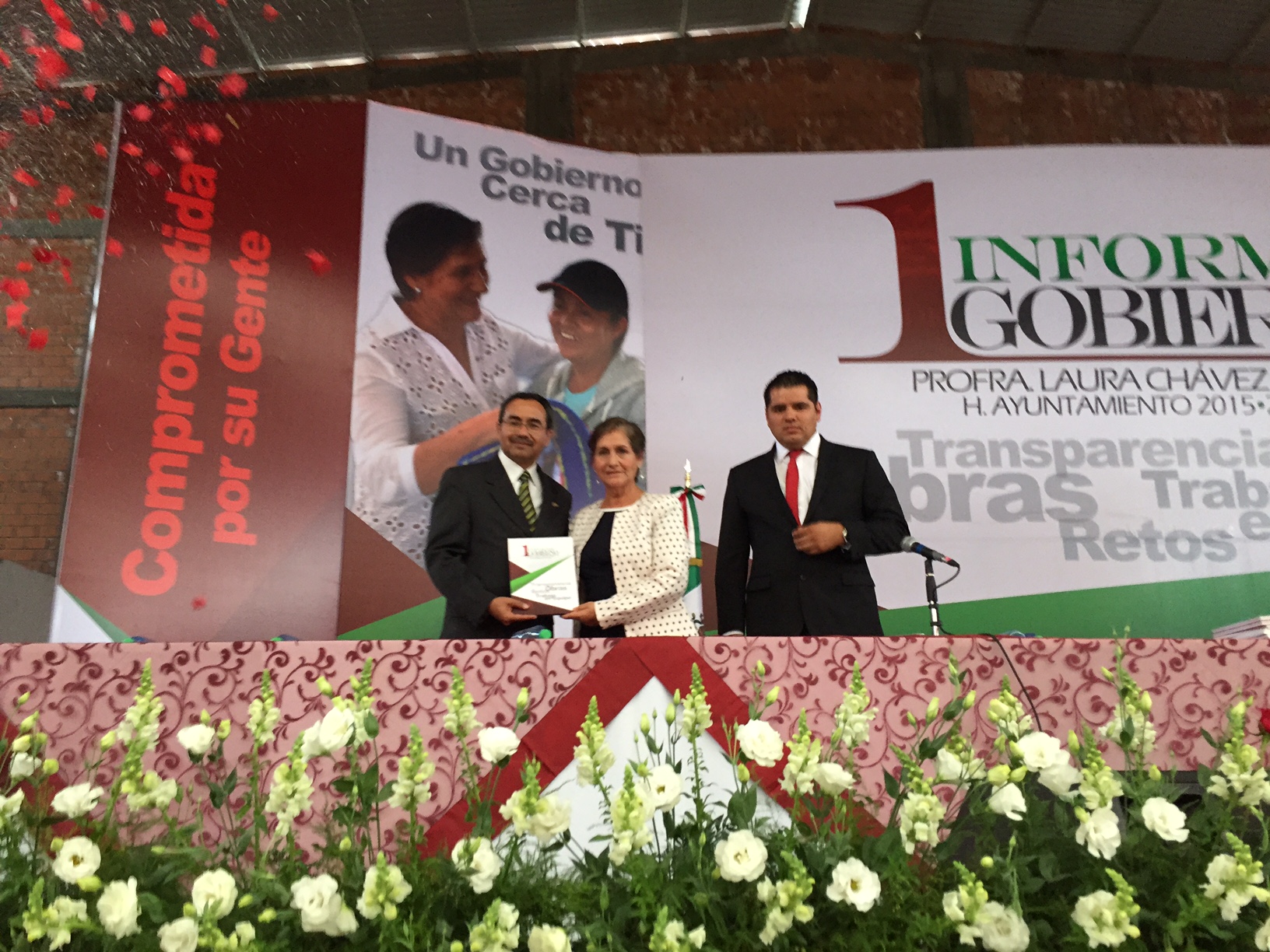 La Alcaldesa Laura Chávez López, se refirió al trabajo realizado en estos primeros once meses de gestión en su primer informe de gobierno, la alcaldesa señaló los avances en los ejes que se ha basado su gobierno, Buen Gobierno, Educacion, Mejor Calidad de Vida, Seguridad para tu Familia, y Desarrollo Integral, destacando acciones y obras por más de 20 millones de pesos.
