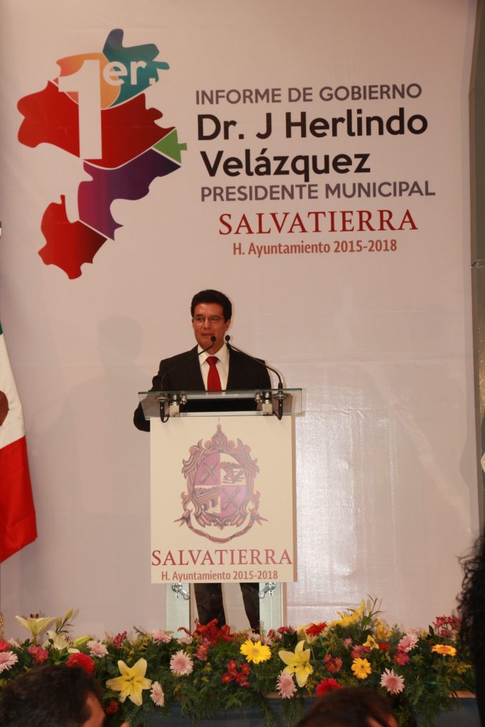 En el eje 3 denominado “combate a la pobreza”,  se resalta la labor en materia de desarrollo social, los apoyos gestionados ante la SEDATU, con los programas techo digno, piso firme, cuartos dormitorios, la entrega de calentadores solares, apoyos a la ampliación de vivienda y muchos otros que se concretaron a favor de miles de familias salvaterrenses. Las gestiones para el rescate de espacios públicos en la colonia Los Arcos con una inversión de 2 millones de pesos, así como la protección a las madres solteras con el seguro de jefas de familia, la mayor parte de los beneficios obtenidos han sido por el apoyo de las instancias federales, a través de sus delegados en Guanajuato.