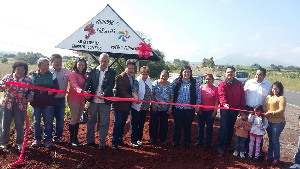 De igual manera, cumpliendo con la petición de habitantes de la comunidad de las Presitas, las autoridades, inauguraron un parador, lo cual les permitirá una mejor espera del transporte público.