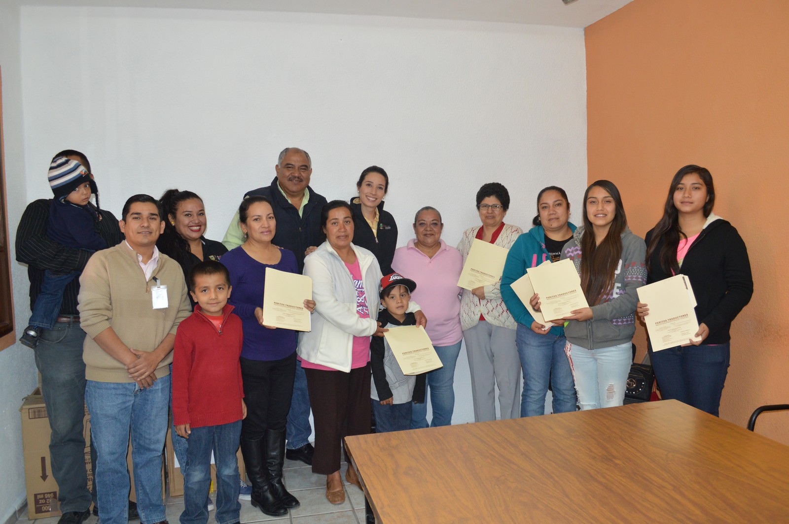 se hizo la entrega simbólica de los documentos por parte de las autoridades locales.