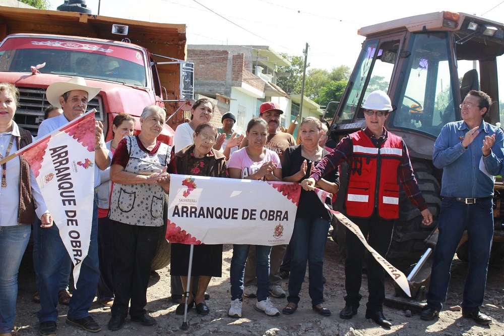 De igual manera los servidores públicos, dieron el banderazo de arranque a la pavimentación de la segunda etapa de la calle Acacias, en la colonia la Esperanza