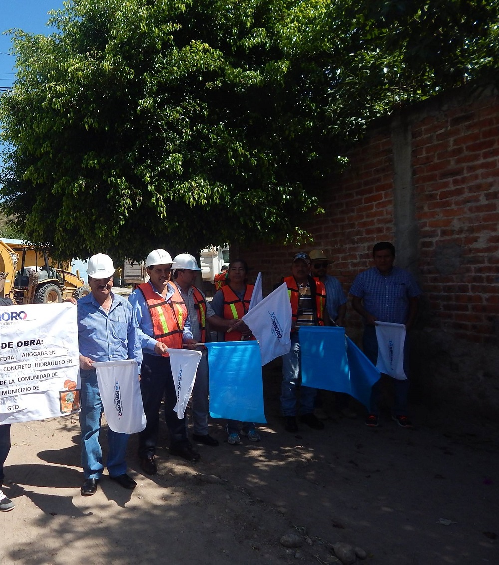 Dicha obra tendrá una inversión total de 716 mil 900.30 pesos y se realizará a base de piedra ahogada y roderas de concreto hidráulico