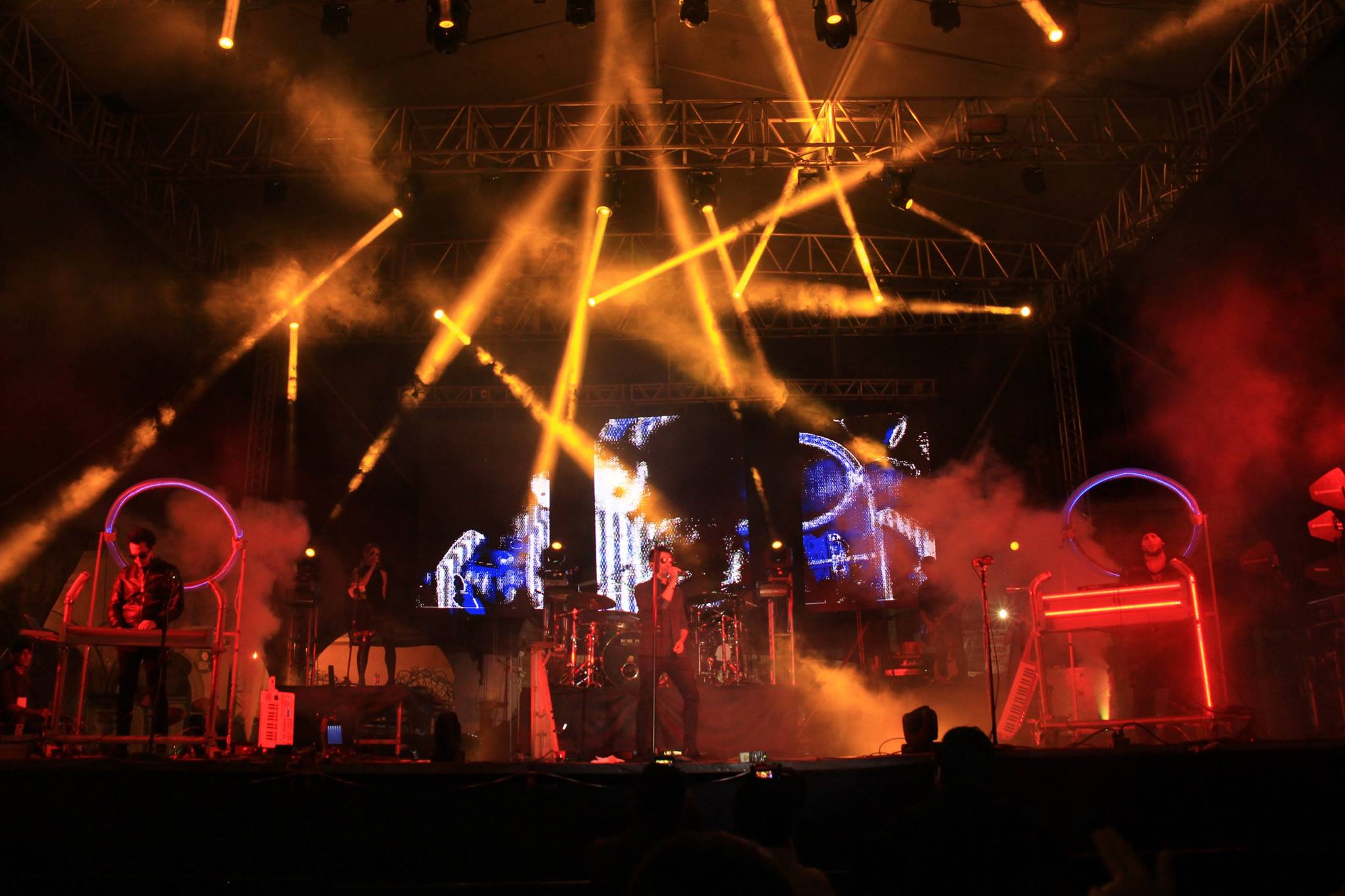 El reconocido grupo de rock pop Moenia, fueron los encargados de poner durante casi 2 horas a cantar y bailar con cada uno de sus éxitos a los miles de asistentes que abarrotaron la explanada del Carmen