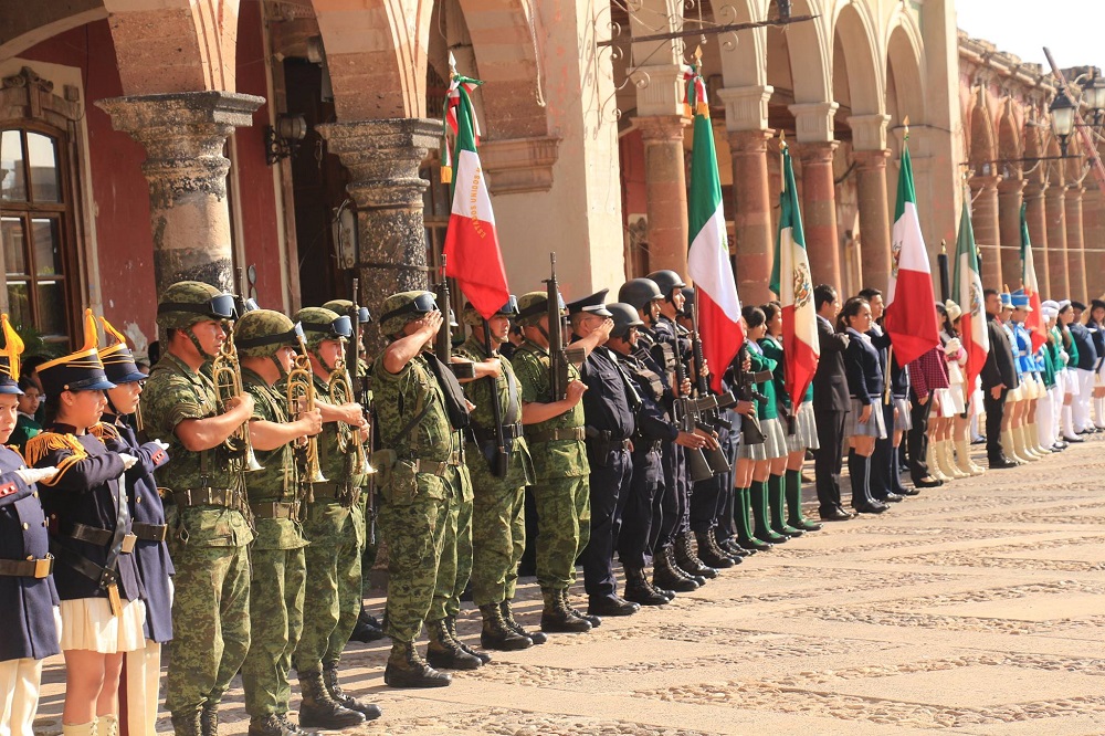 De la misma manera el alcalde, el Teniente Coronel y la directora de la escuela primaria la “Reforma”, Susana Delia Martínez, firmaron el libro de historia de la bandera.