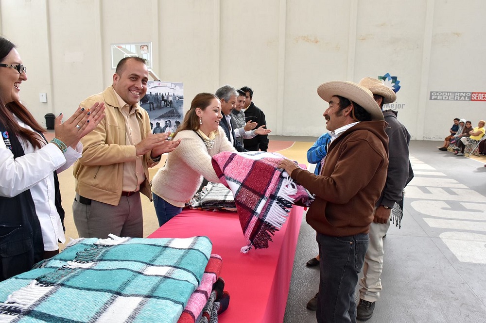 hicieron entrega de las 750 cobijas