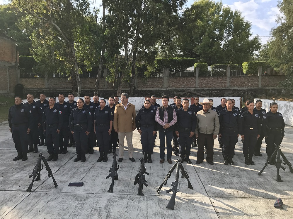 entregaron reconocimientos a los recién graduados policías.
