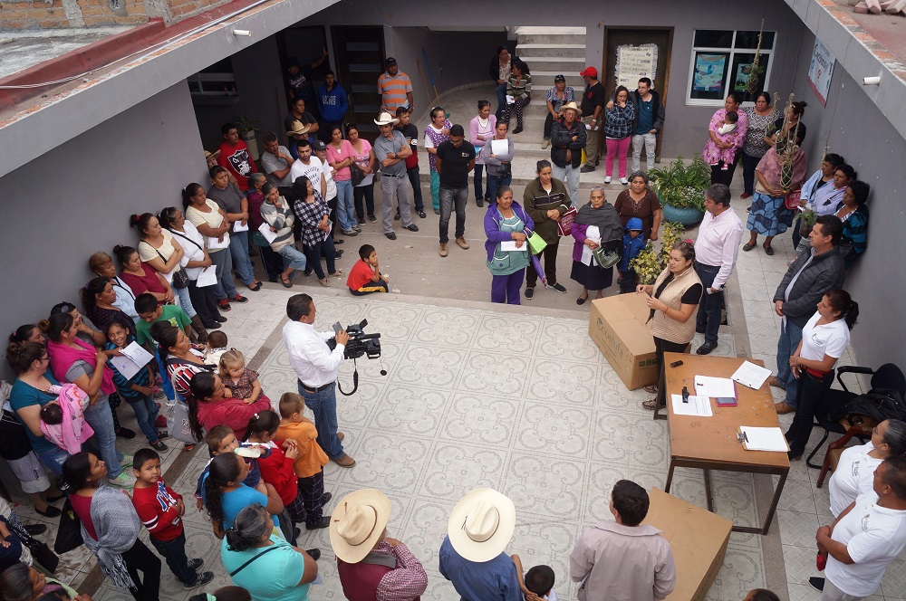 Entregan estufas ecológicas.