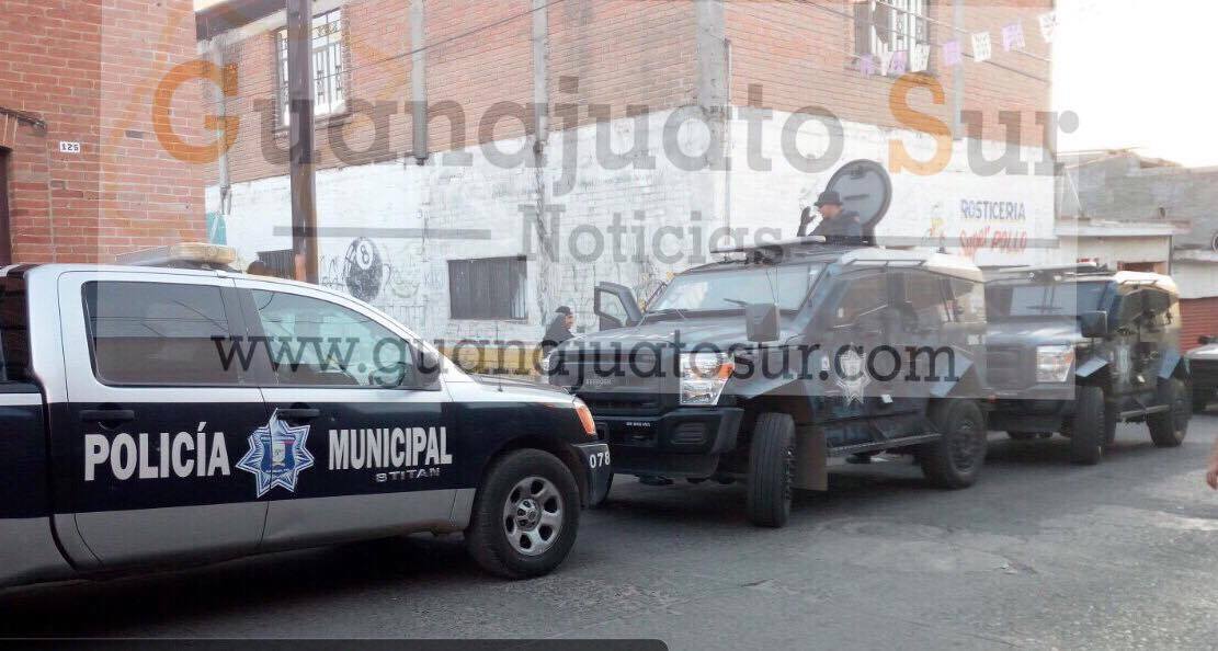 Los uniformados repelieron la agresión sin embargo uno de los policías cayó al piso con un disparo de arma de fuego en la frente.