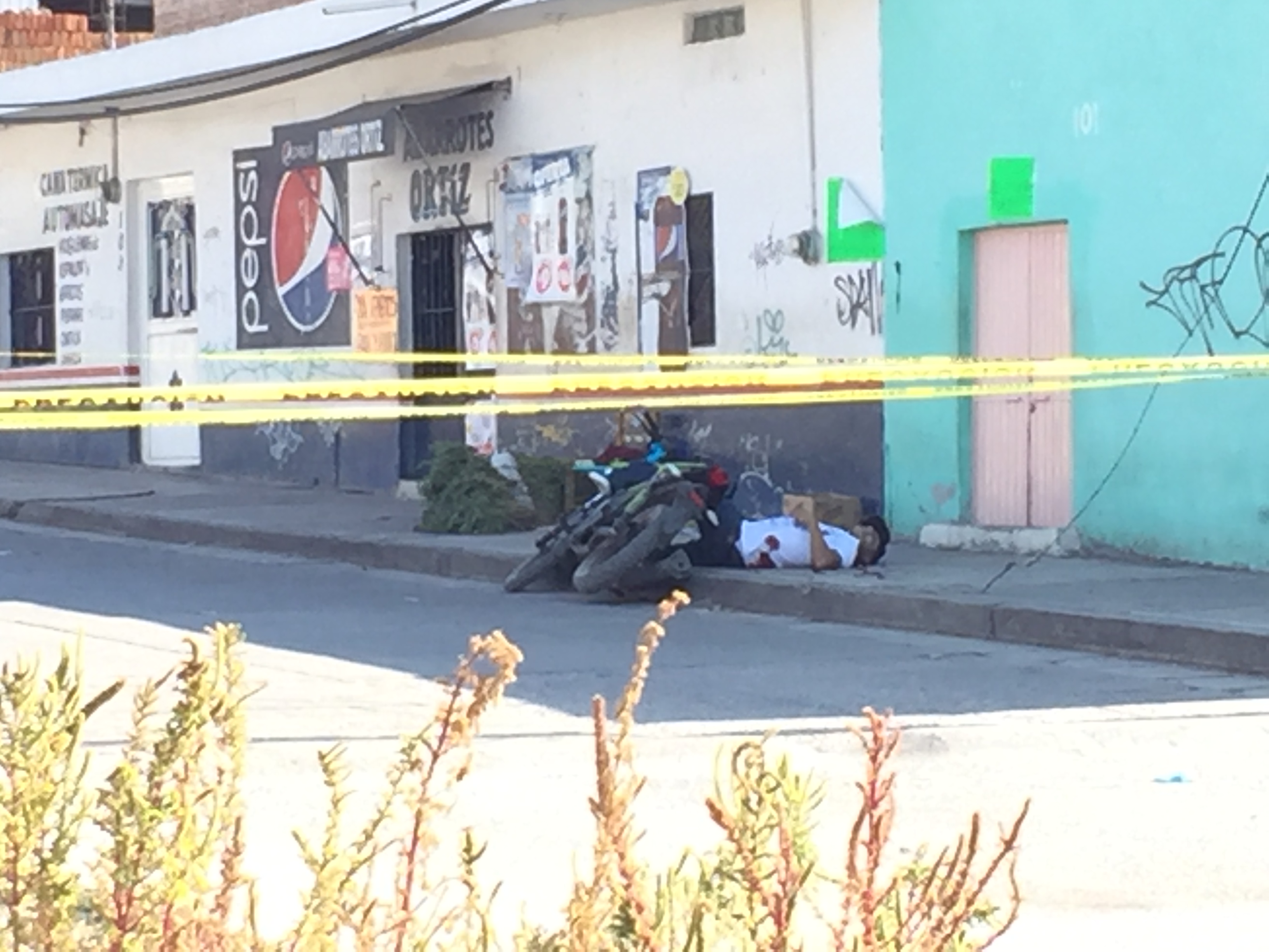 La persona sin vida presentaba a simple vista presentaba varios disparos de arma de fuego en el estómago y tórax; viajaban en una motocicleta Italika, tipo pista, color negro con verde sin placas de circulación.