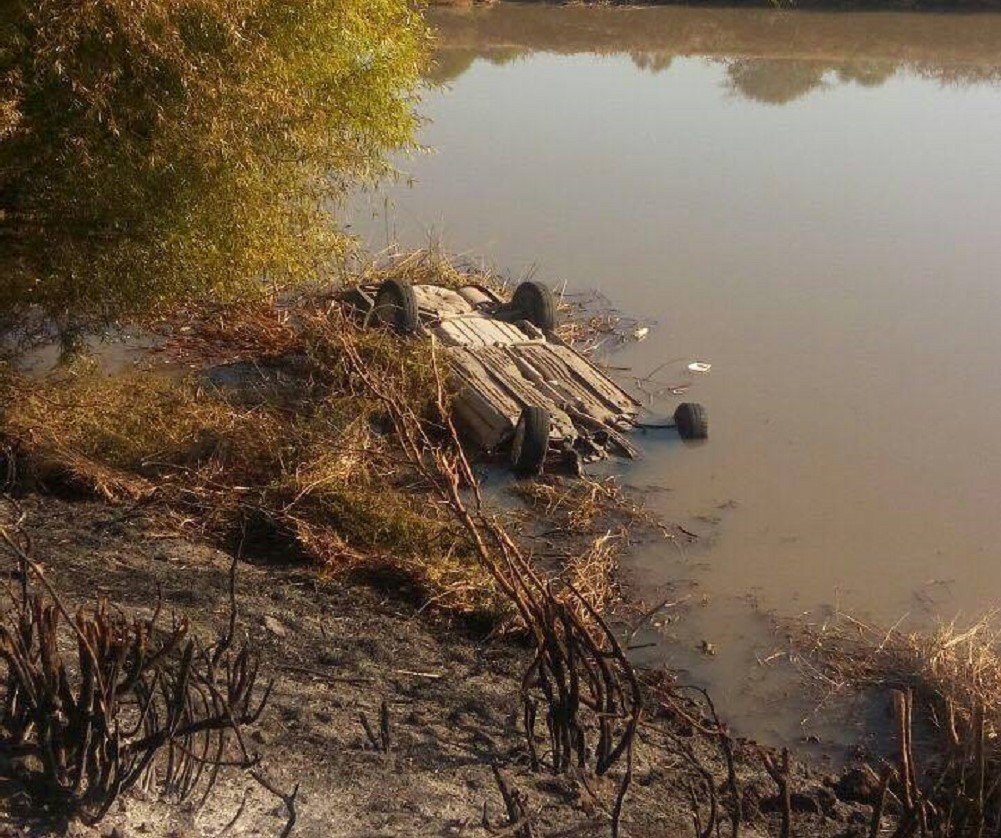 Tomó la carretera con alta velocidad y cayó a la orilla del canal.