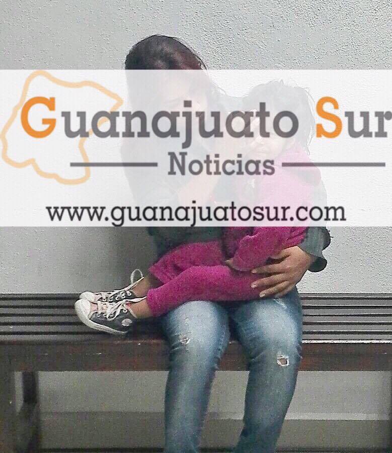 La mamá con Ruth Vanessa, después que se la entregó la policía, y se desplegaron los protocolos Ambers para niños extraviados.