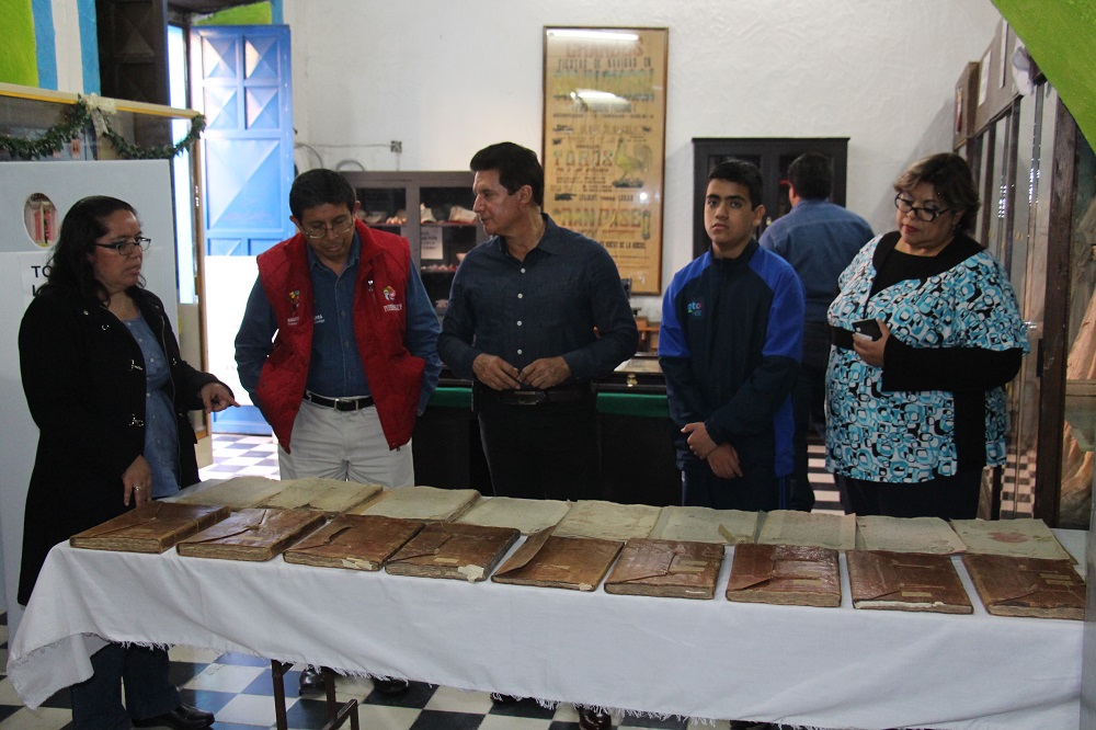 Donan documentos antiguos al archivo histórico.