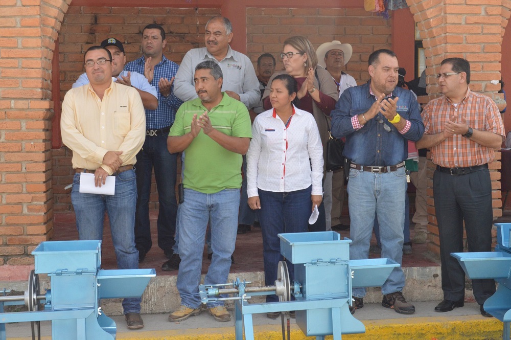 Para concluir la gira de trabajo, las autoridades municipales hicieron un recorrido por el canal del ejido Indoparácuaro