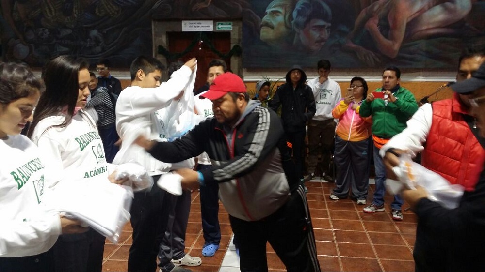 Entregaron uniformes deportivos a 180 jóvenes