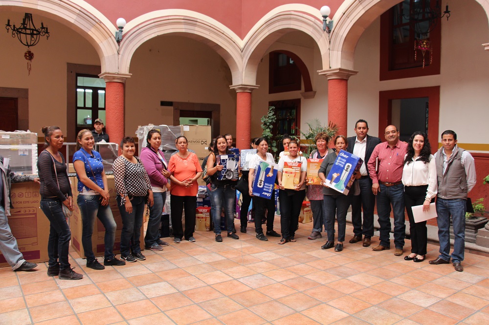 Entregaron 21 apoyos a jefas de familia que tienen hijos con discapacidad