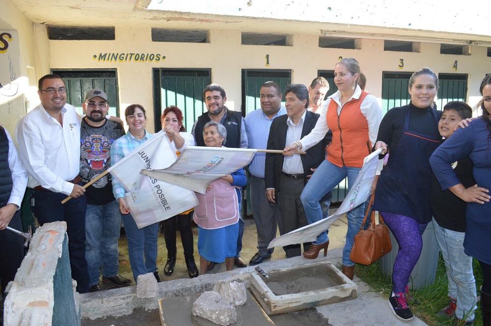 Se colocó la primera piedra que da inicio a los trabajos de construcción del módulo de servicios sanitarios