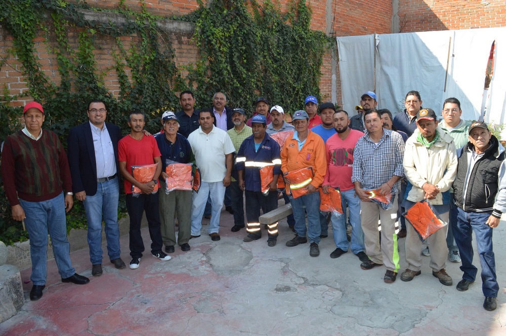 Se entregaron camisola y pantalon a cada elemento de limpia, con una inversion de $ 15,000.00 .