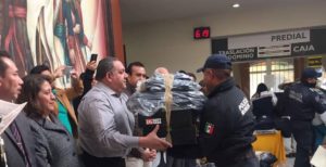 Los elementos policiacos recibieron sus uniformes y equipo para el desempeño de su función de vigilancia, en los que la administración de Hugo Estefanía aplicó más de tres millones de pesos.