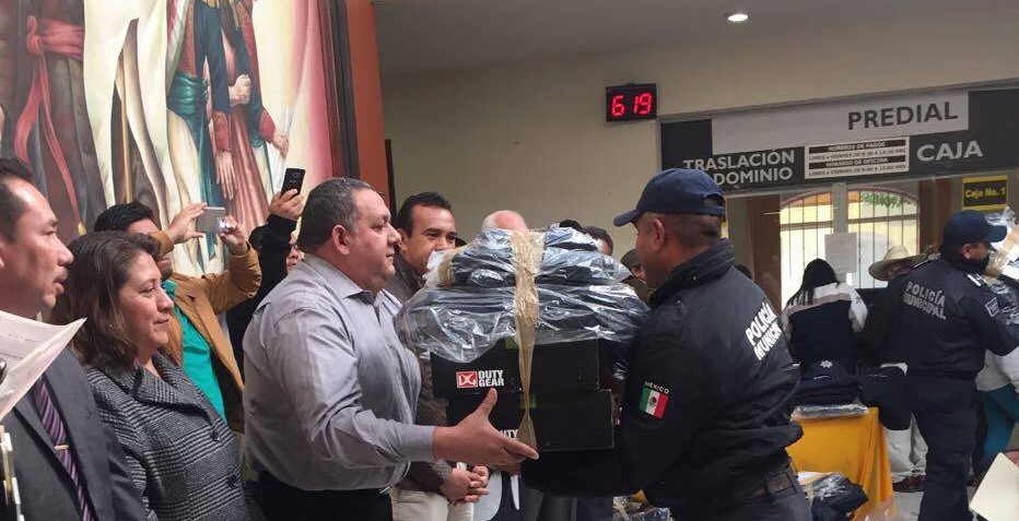 Los elementos policiacos recibieron sus uniformes y equipo para el desempeño de su función de vigilancia, en los que la administración de Hugo Estefanía aplicó más de tres millones de pesos.