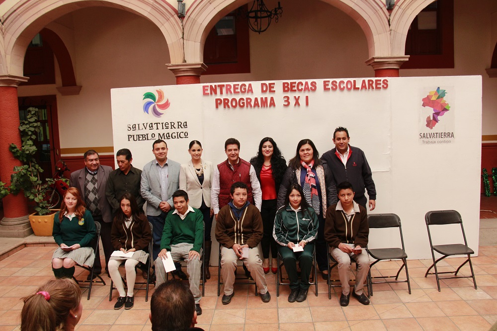Entregan becas del programa 3x1 migrante
