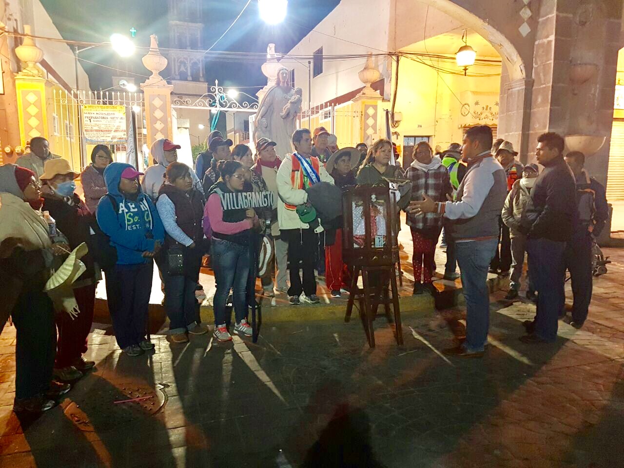 Los peregrinos Sanjuaneros de Villagrán, salieron antes del al Alba después de la bendición del Buen Camino por el párroco José Pérez Parra.