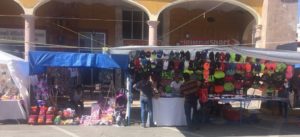 Ya se instalaron los puestos de juguetes en el jardín principal y calles adyacentes.