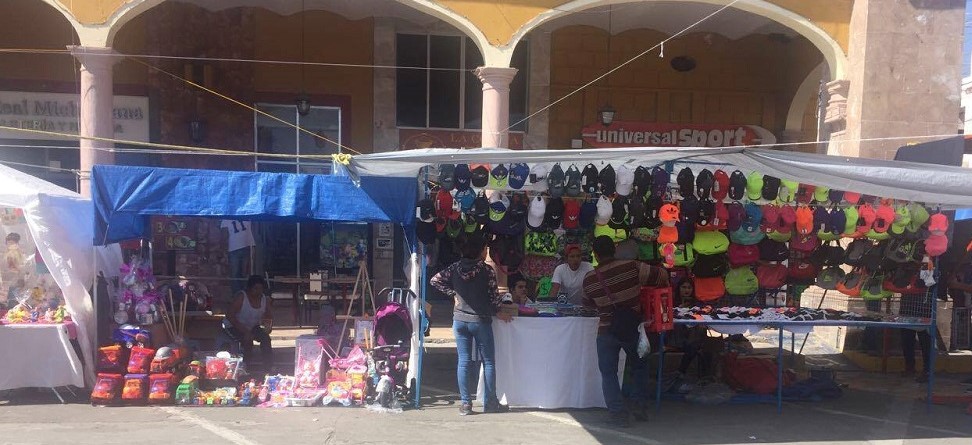 Ya se instalaron los puestos de juguetes en el jardín principal y calles adyacentes.