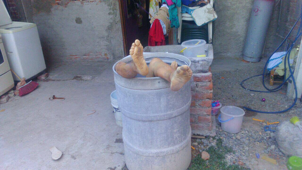 Por la posición en que se encontró el cuerpo dentro del barril, porque estaba de espaldas, la policía presume que no es posible que se metiera así por sí misma.