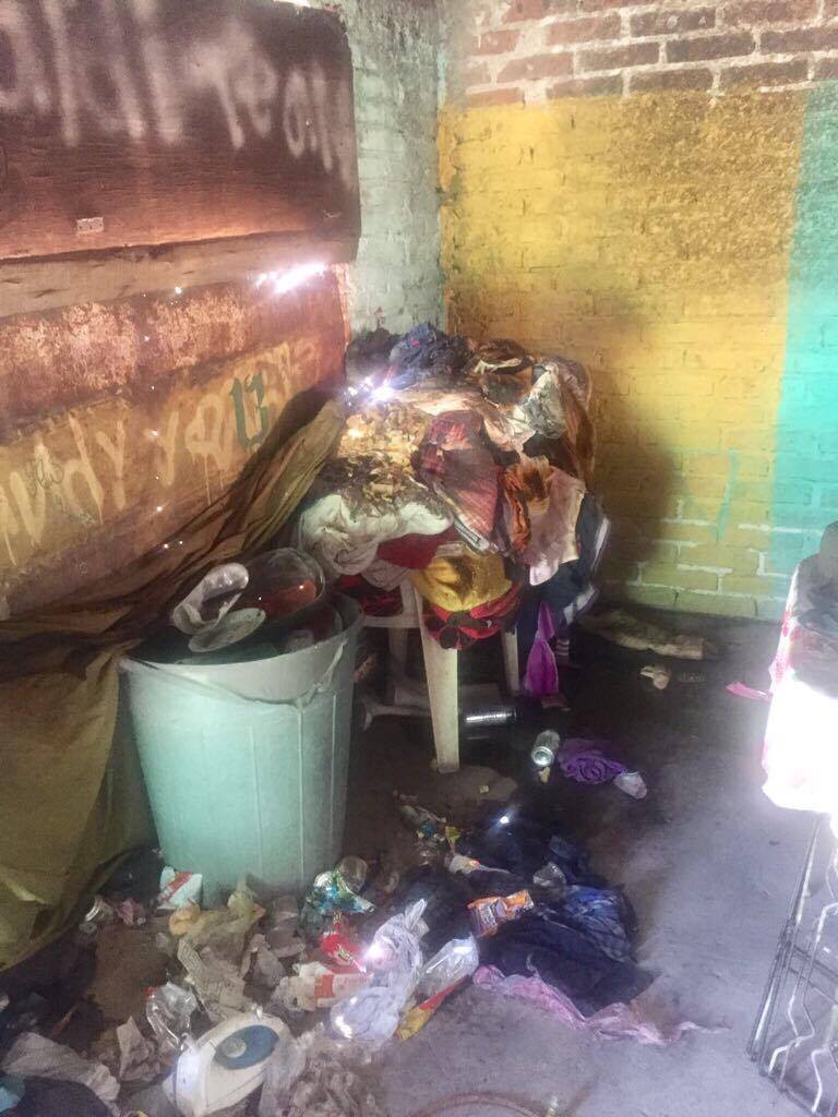 Del cuarto principal, una familia perdió todas sus pertenencias como camas, ropero y documentos. Al parecer un corto circuito inició el fuego en el que se quemaron todos los enseres de la cocina, aunque la única víctima fue un gatito.