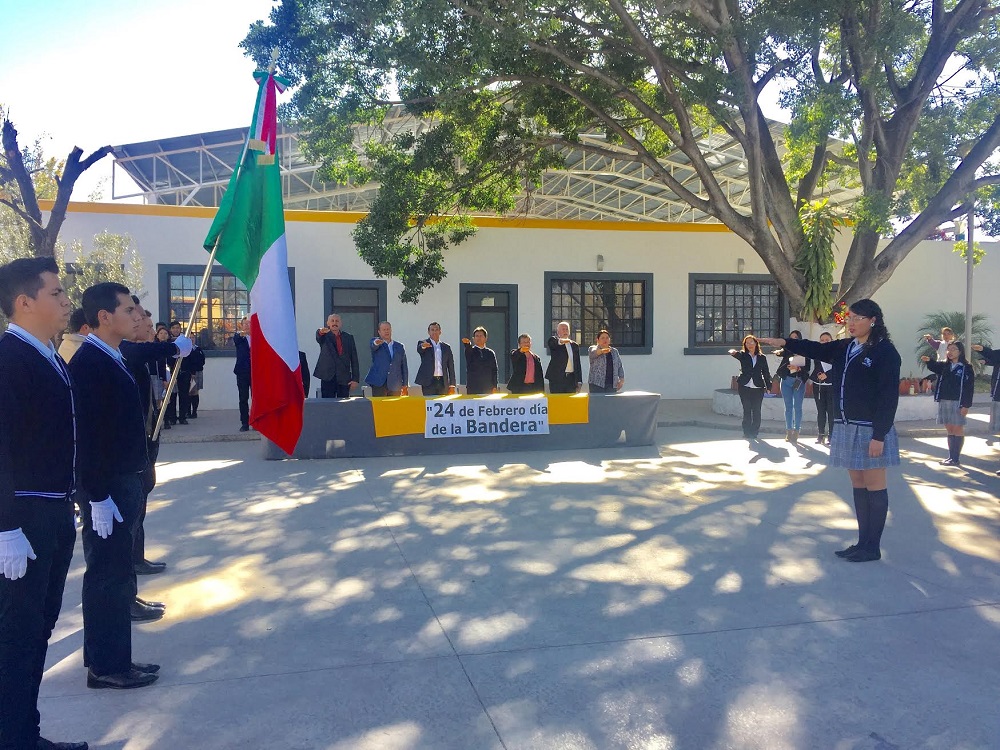 En el Día de la Bandera se hicieron los honores al Lábaro Patrio, en una ceremonia en el Centro Cultural por las autoridades municipales encabezados por el alcalde Hugo Estefanía.
