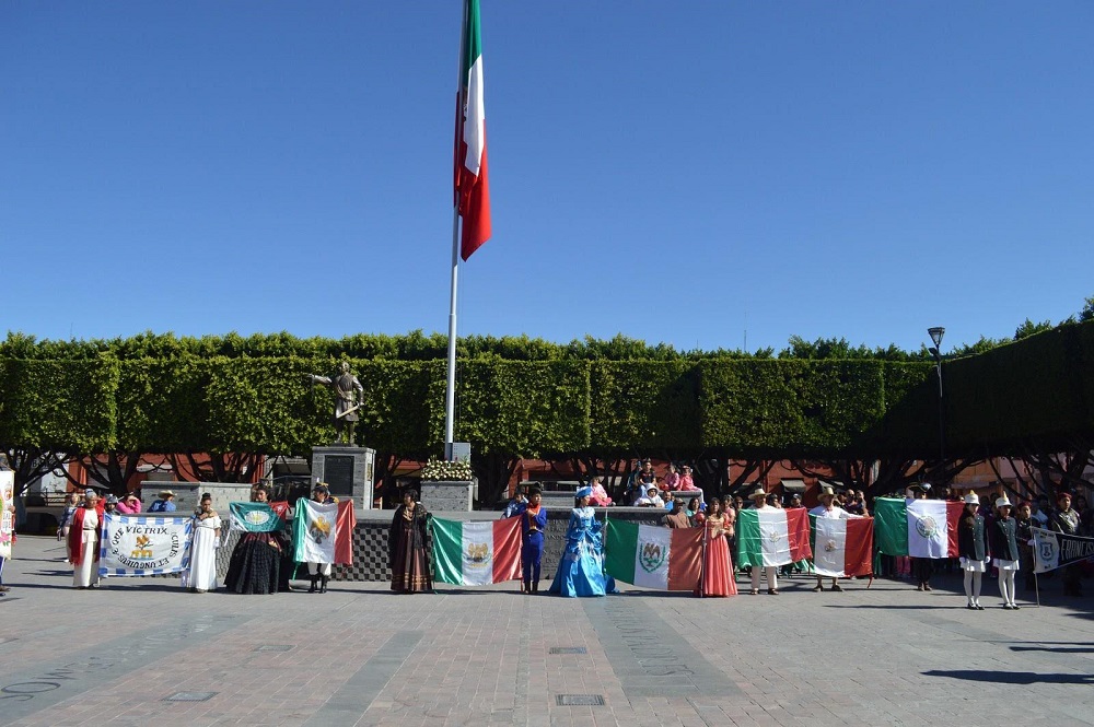 Con la participación de las escoltas de Seguridad Pública, del Ejército mexicano y de las escuelas presentes se rindieron los honores a la