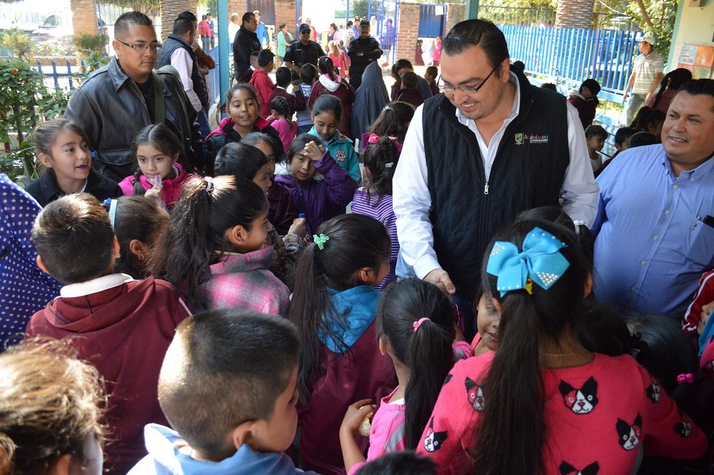 Invito a los alumnos a que cuiden su escuela y que se esfuercen en sus clases