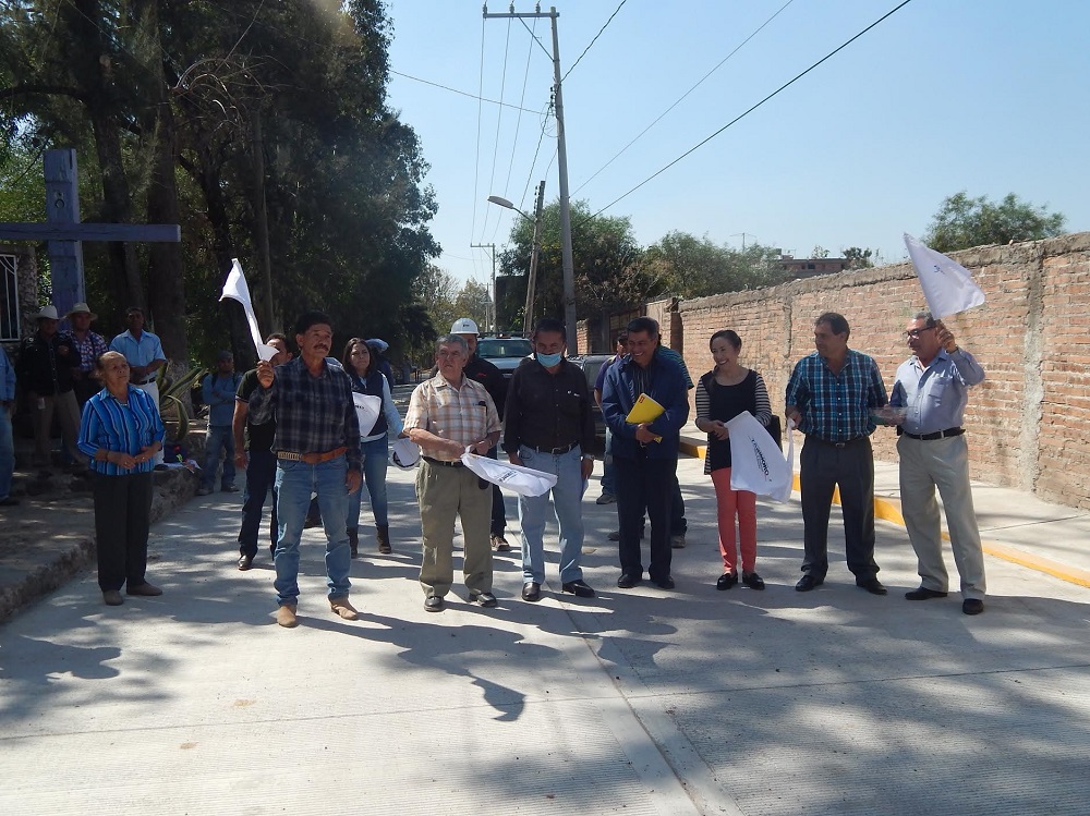 Posteriormente la autoridad eclesiástica, municipal y los habitantes de la comunidad participaron en la bendición de la vialidad, la cual fue recorrida de principio a fin siendo roseada con agua bendita.
