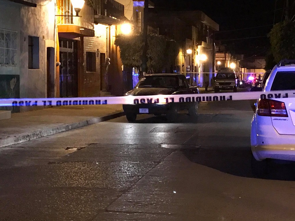 masculino con impactos de arma de fuego al interior de una camioneta pick up GMC