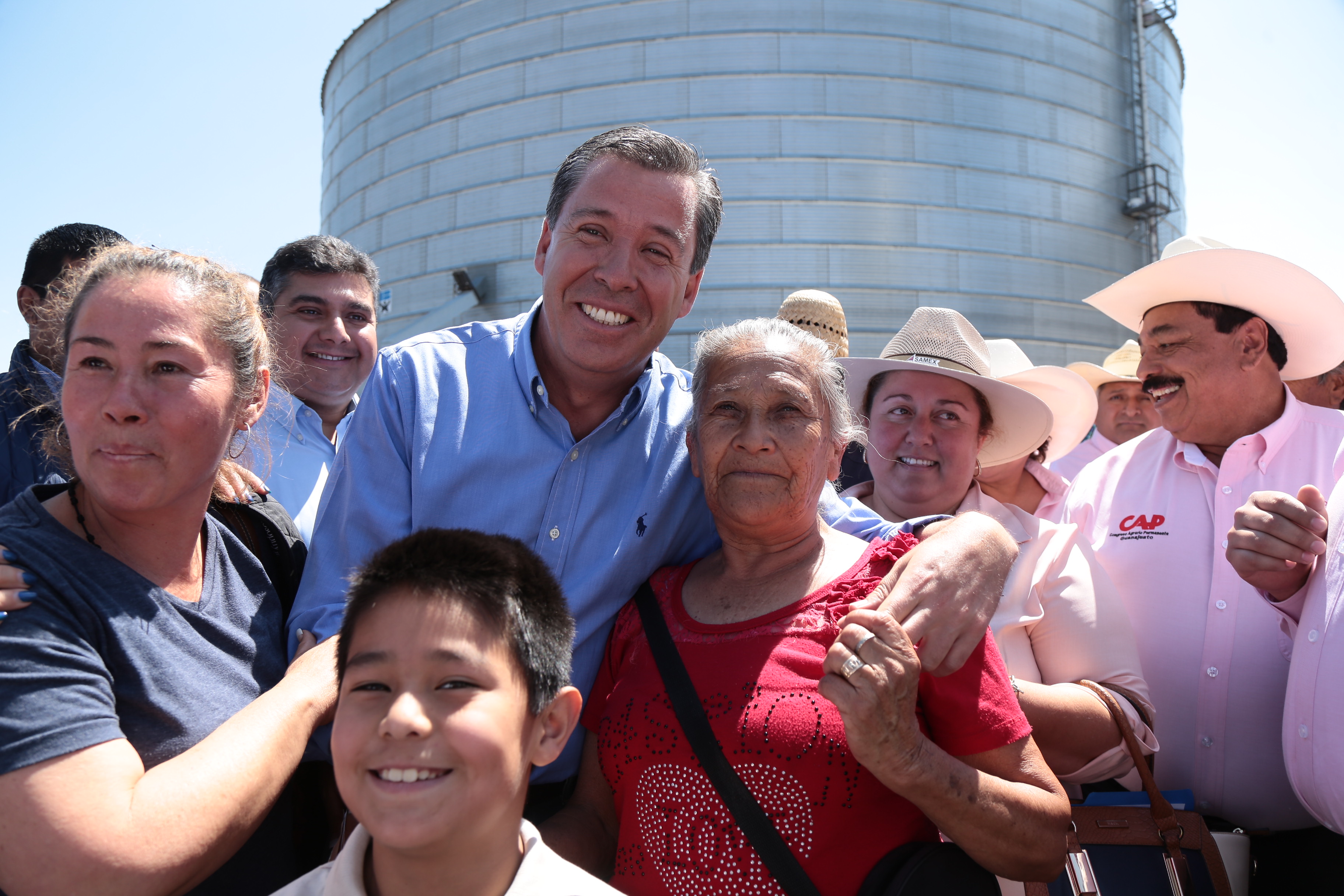 Resaltó que se implementa el Programa de Apoyo a la Mujer Rural, para que este sector desarrolle proyectos productivos que generan autoempleo y mejor economía, de igual forma se realiza en las comunidades rurales en apoyo a los jóvenes que emprenden un negocio.