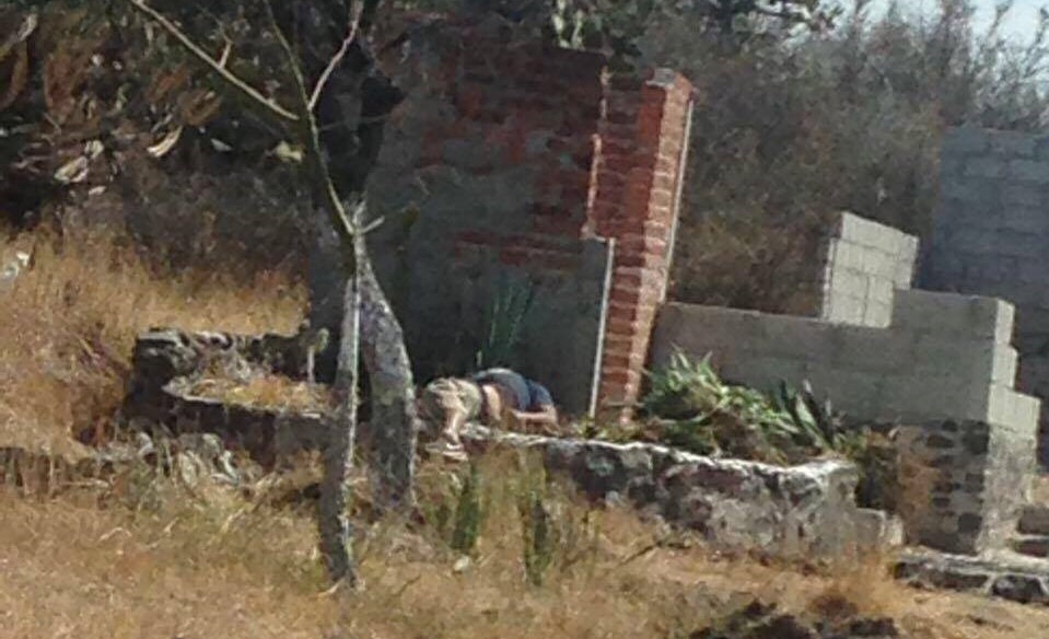 El cadaver lo localizaron los vecinos de la zona, el que reportaron a la policía y se presentó a verificar. Fin de la conversación