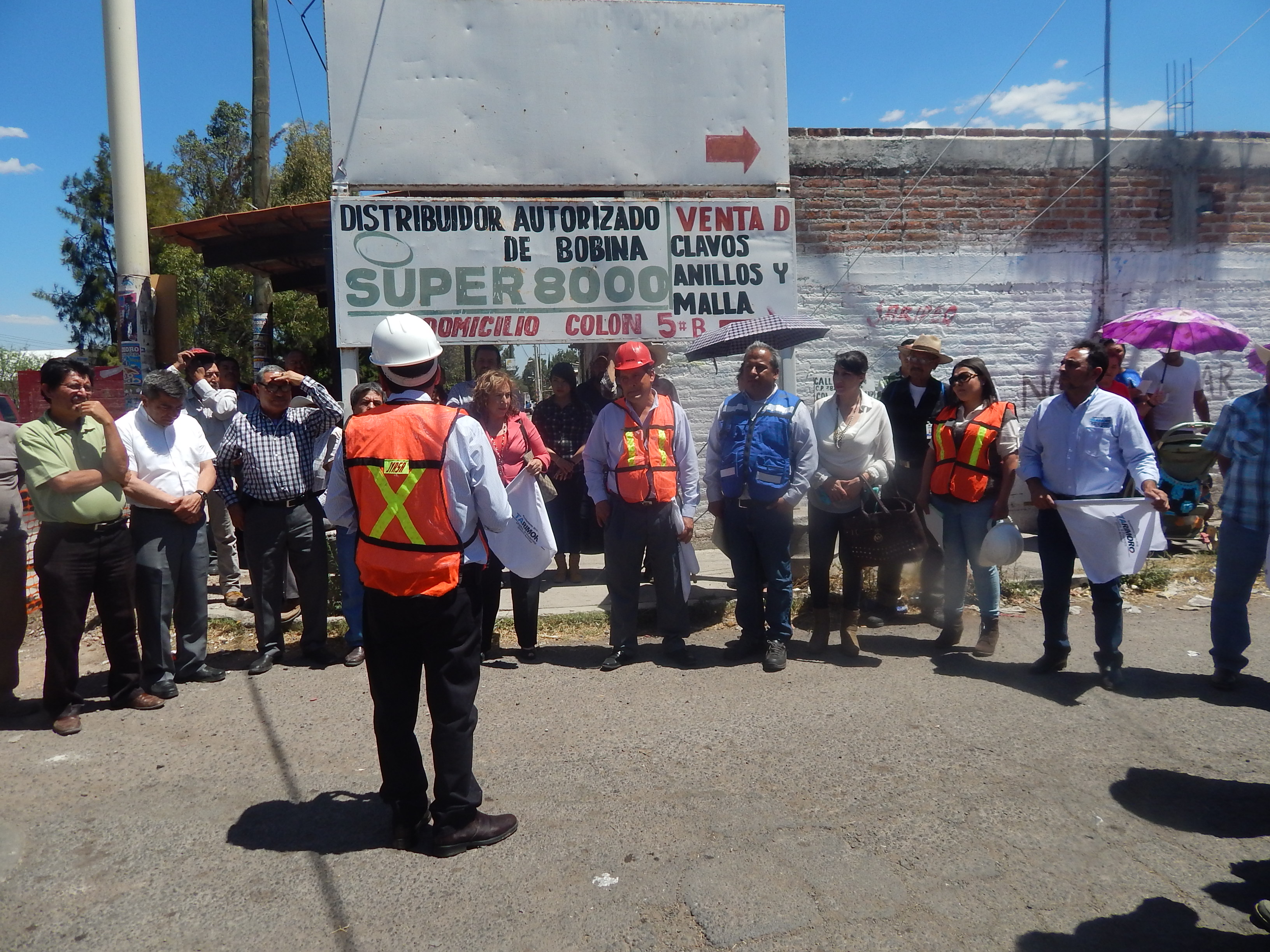 La obra consiste en la pavimentación de 700 metros lineales de la calle Cristóbal Colon con concreto hidráulico de un espesor de 15 centímetros y aproximadamente 300 metros de asfalto, para esta primera etapa. En la vialidad se avanzará en los primeros 340 metros. Además se hará la rehabilitación de los servicios de agua potable y drenaje sanitario.