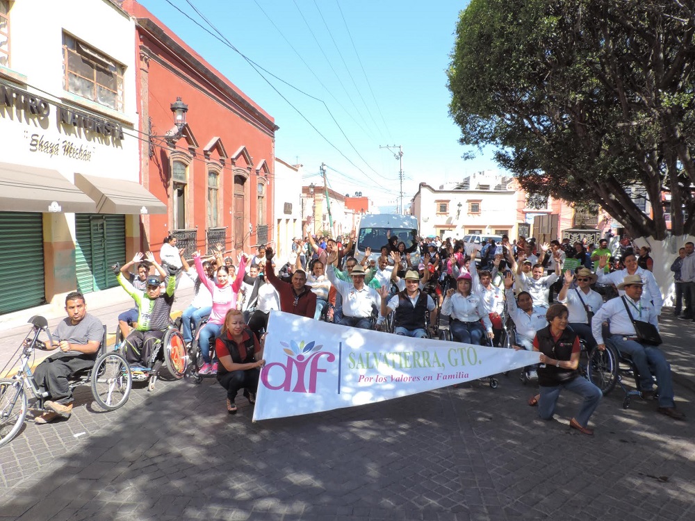 Durante el recorrido los funcionarios y demás participantes se subieron a una silla de ruedas