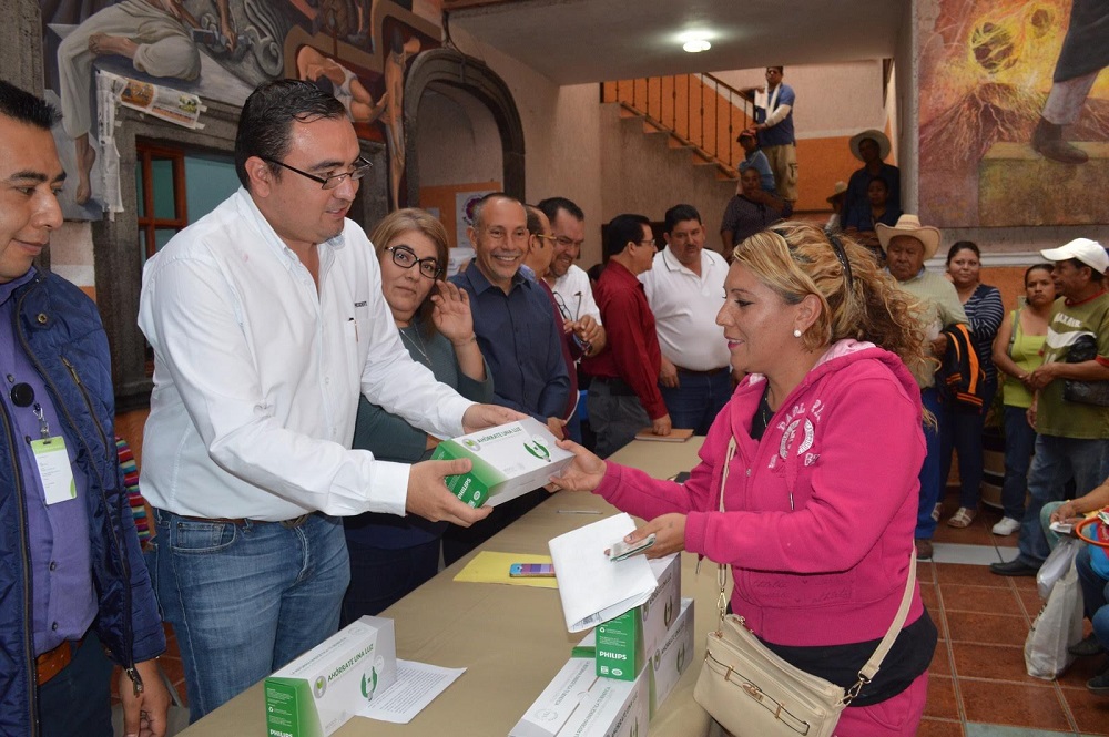 Continuando con las gestiones que impactan directamente en la economía de las familias de Acámbaro, el Presidente Municipal Lic. Gerardo Javier Alcántar Saucedo, concretó con personal del Programa federal “Ahórrate una Luz“ una segunda entrega masiva de focos ahorradores a través de la presidencia municipal.