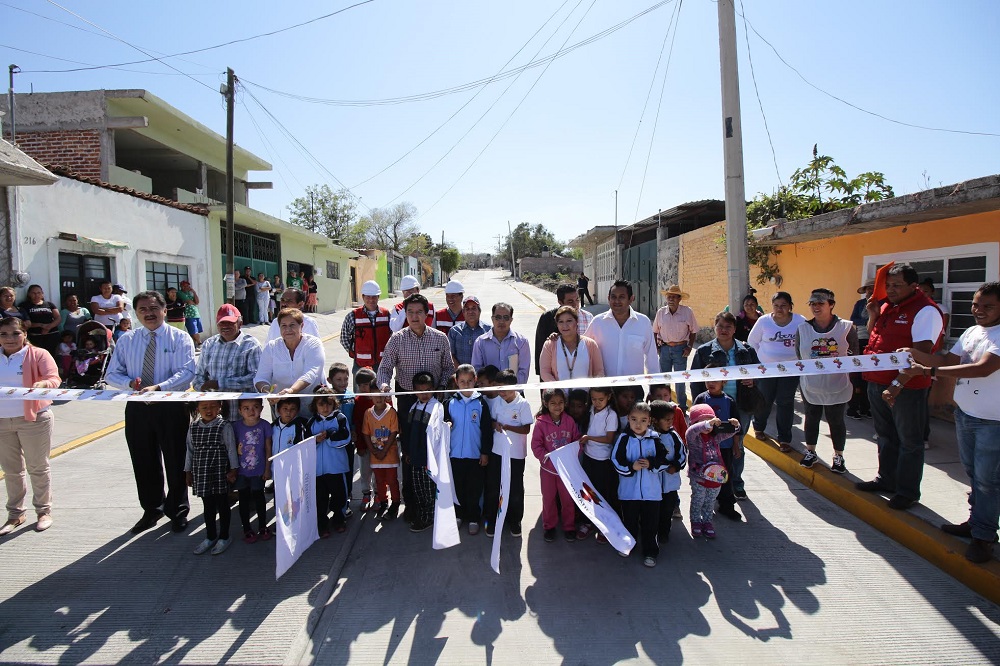 De igual manera las autoridades municipales inauguraron la pavimentación de la calle Acacias, en la colonia la Esperanza